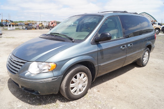 2005 Chrysler Town & Country Minivan