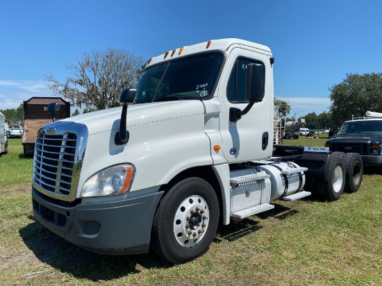 2015 Freightliner Cascadia 125 T/A Day Cab Truck Tractor