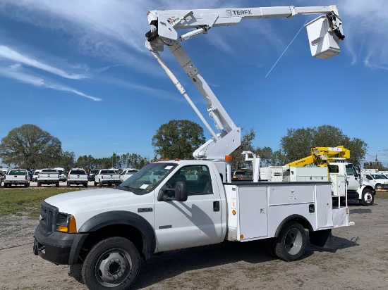 2006 Ford F-550 4x4 43ft Over Center Bucket Truck