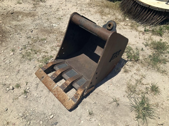 18in Excavator Bucket with Finish Bar