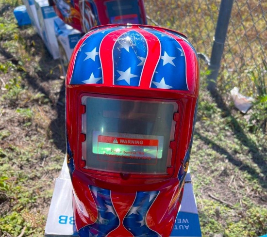 Auto darkening welding helmet