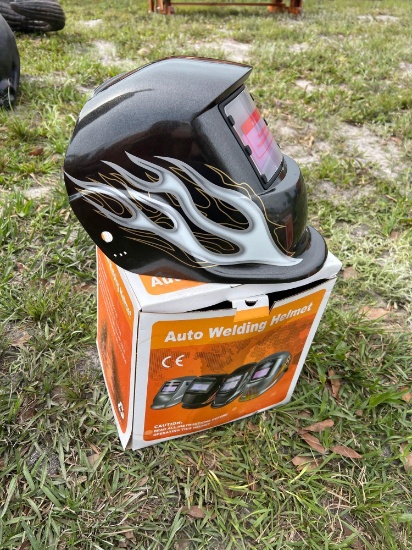 Auto welding helmet
