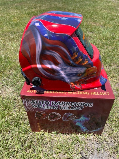 Auto darkening welding helmet