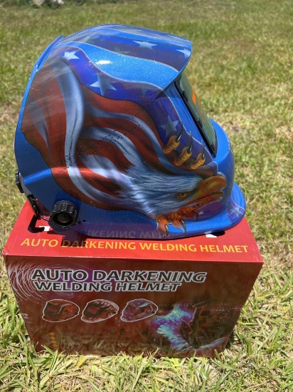 Auto darkening welding helmet