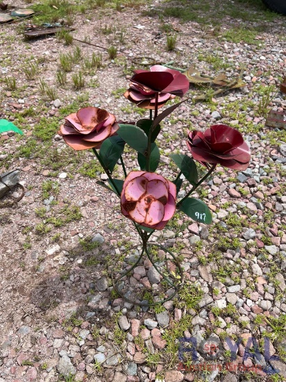 Rose bouquet lawn art