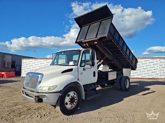 2005 International 4300 S/A Dump Truck with Scissor Lift
