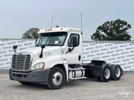 2015 Freightliner Cascadia 125 T/A Day Cab Truck Tractor