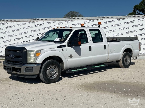 2016 Ford F-350 Crew Cab Pickup Truck with Liftgate