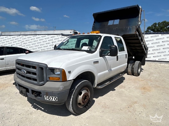 2005 Ford F-350 4x4 Crew Cab Mason Dump Truck