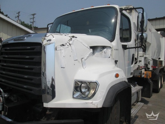 2015 Freightliner 108SD T/A Labrie 29yd Side Loader Garbage Truck