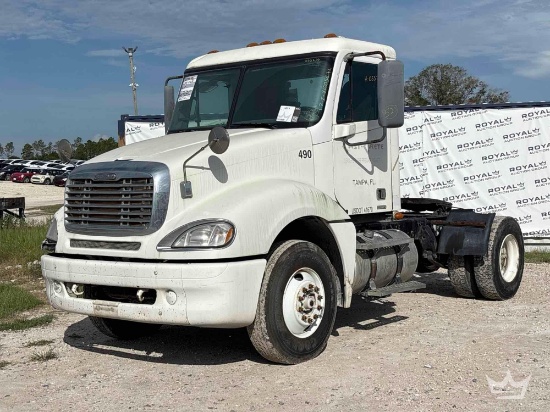 2007 Freightliner Columbia 120 S/A Day Cab Truck Tractor
