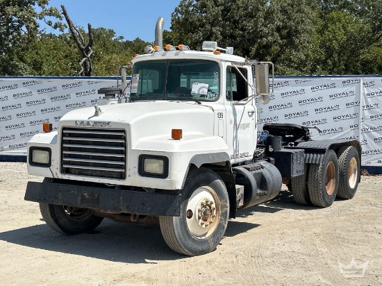 2001 Mack RD690S T/A Wet Kit Day Cab Truck Tractor