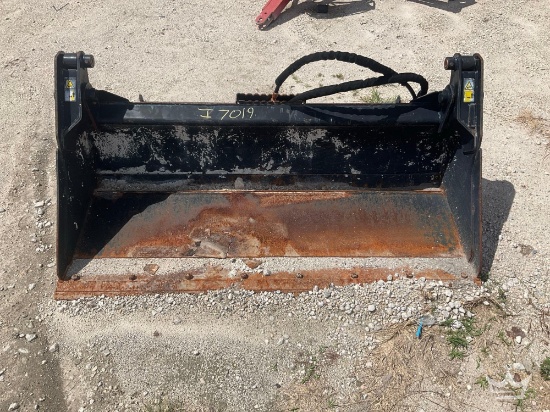 2016 Caterpillar 66in Hydraulic 4-Way Clamshell Bucket Skid Steer Attachment