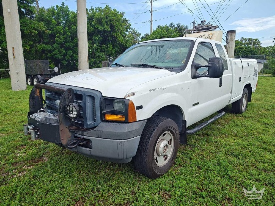 2006 Ford F-350 Ext Cab 4x4 Reading Fire Service Truck with Air Filler Unit