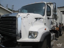 2015 Freightliner 108SD T/A Labrie 29yd Side Loader Garbage Truck