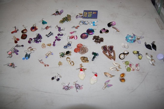 p190-520-30139- Lot of Earrings for Pierced Ears - Costume Jewelry