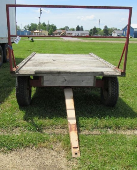 Gehl 500 Hay wagon and running gear. Measures 10' 10" x 6' 8". Please view all photo