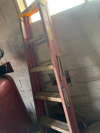 Fiberglass Step Ladder