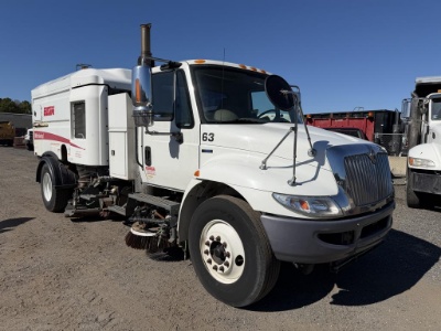 2011 International 4300 Elgin Whirlpool Sweeper