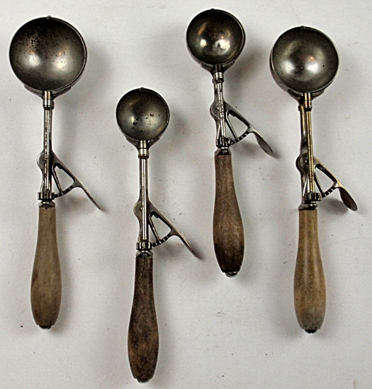 A Graduated Set of 4 Gilcrest Dippers