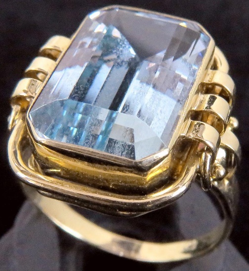 Ring marked 14K with large Aquamarine. Approx 5.6 grams.