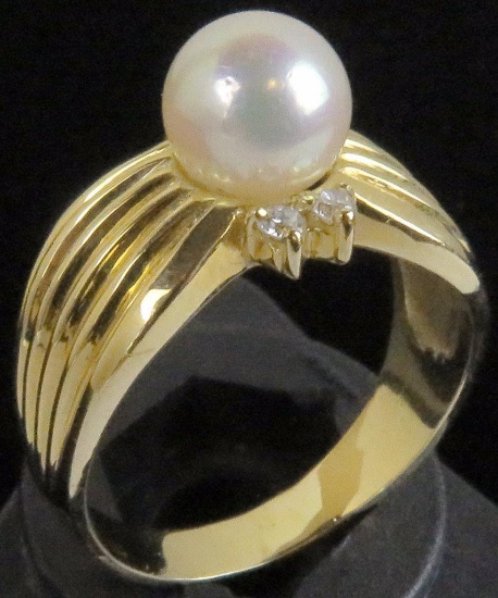 Ring marked 14K with Pearl & (4) diamonds. Approx 6.4 grams.