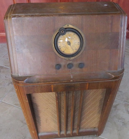 Vintage Philco B-7 Floor Radio - 115 Volt 70 Watts. Pickup Only! No Shipping on this lot!