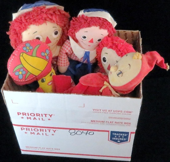 Lot of (8) vintage dolls includes (6) Raggedy Ann & Andy, Chiquita Banana & more.