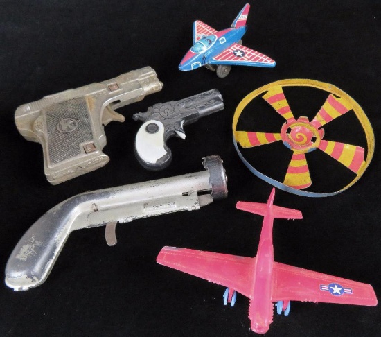 (5) piece vintage toy lot includes Daisy Mfg. Toy Spinner Gun with spinner, Cavalier Toy Gun, Tin F