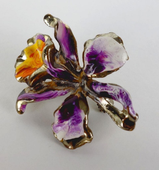 Vintage Enameled Floral Pin / Brooch. Approx 9.3 grams.