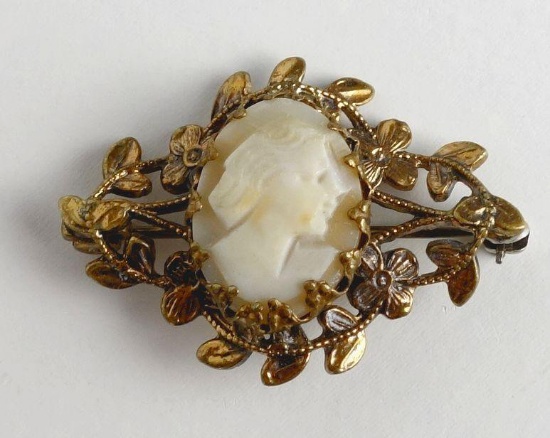 Vintage Cameo Pin / Brooch. Approx 4.6 grams.