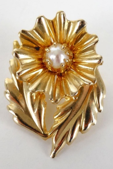 Vintage Gold Toned Floral Pin / Brooch with pearl. Approx 3.4 grams.