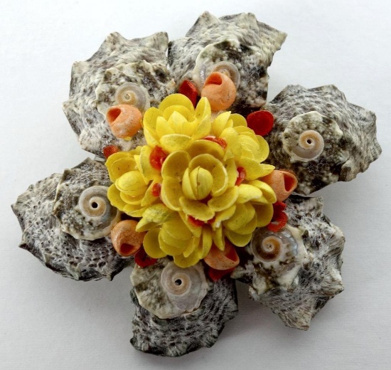 Vintage Shell & Flowers Pin / Brooch. Approx 11.8 grams.