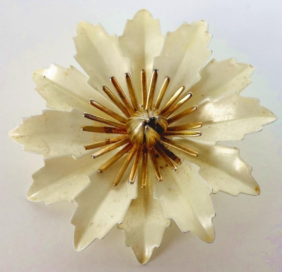 Vintage White & Gold Flower Pin / Brooch. Approx 15.1 grams.