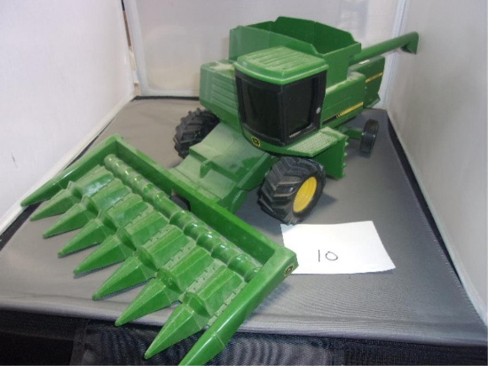 ERTL 1/16 JOHN DEERE TITAN 2 TOY COMBINE