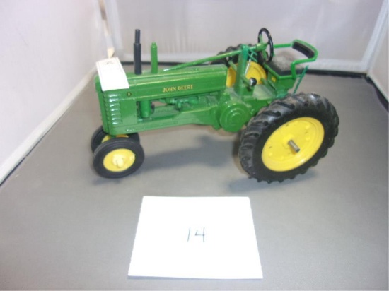 ERTL 1/16 JOHN DEERE B TOY TRACTOR