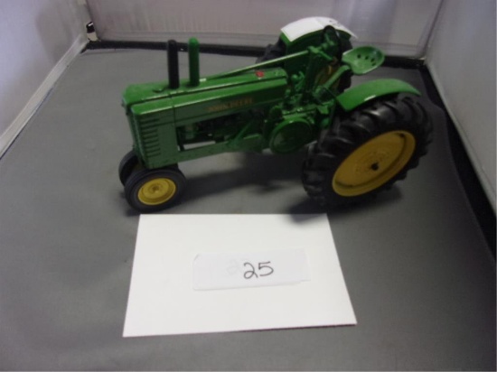 ERTL 1/16 JOHN DEERE MODEL A TOY TRACTOR