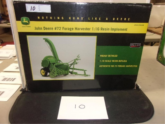 TOY TRACTOR SPECCAST JD 72 FORAGE HARVESTOR 1/16 RESIN