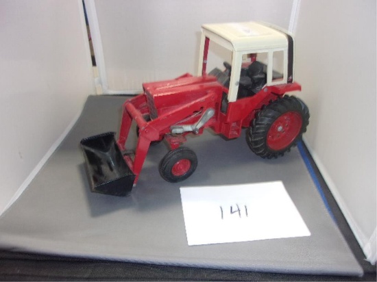 TOY TRACTOR ERTL 1/16 INTERNATIONAL 1586 WITH LOADER