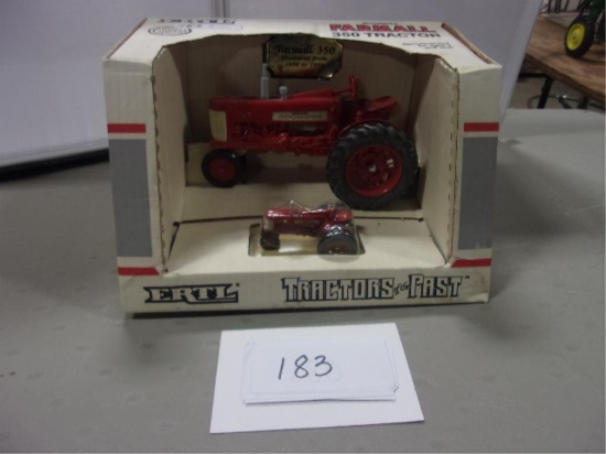 TOY TRACTOR ERTL 1/16 FARMALL 350 NARROW FRONT  WITH 1/64 TRACTOR