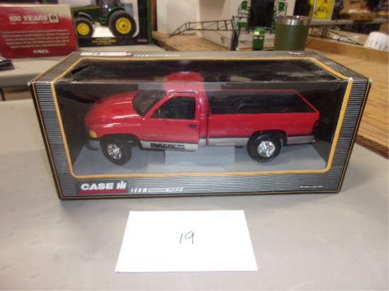 TOY TRUCK ERTL 1/16 CASE IH MAGNUM PICKUP