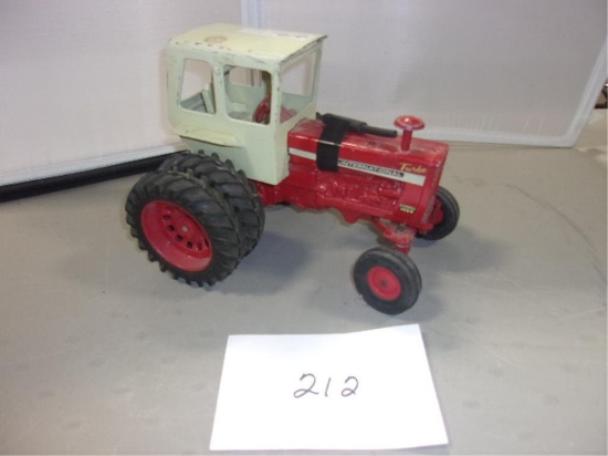 TOY 1/16 TRACTOR INTERNATIONAL 1456