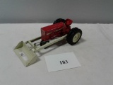 TOY TRACTOR INTERNATIONAL TRACTOR WITH FUNCTIONAL LOADER