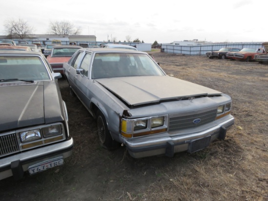 1988 Ford LTD Crown Victoria 4dr Sedan