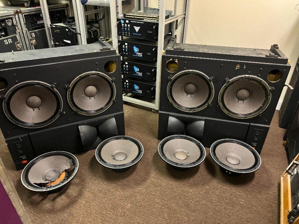 JBL 4435 Studio & Audio Speaker Boxes with 4 extra speakers, Box size 22"x 9"x17" WHD | Estate & Personal Property Music Online Auctions | Proxibid