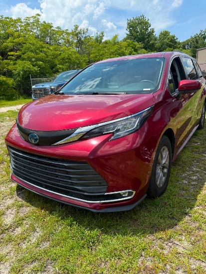 2022 Toyota Sienna Van, VIN # 5TDYRKEC4NS114479 Hybrid