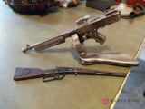 2 Collection gun figurines