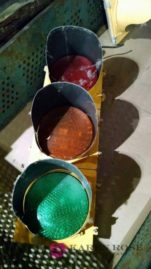 Large oversized 3 light traffic light
