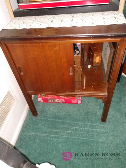 Record storage cabinet