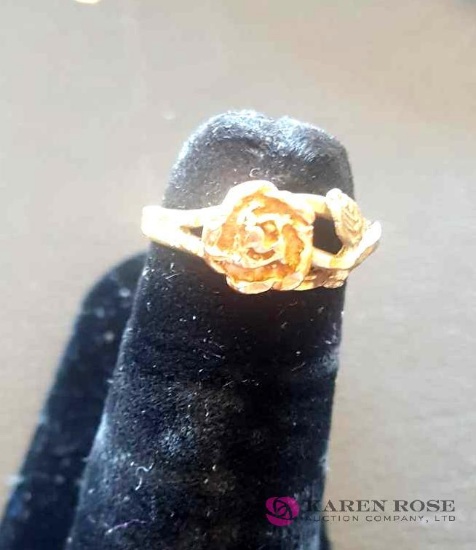 Ladies 14 karat gold ring flower pattern